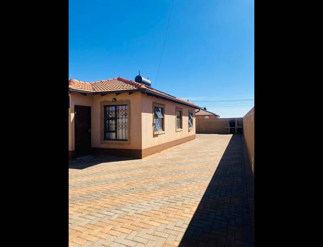 3 BEDROOM HOUSE FOR SALE IN PROTEA GLEN